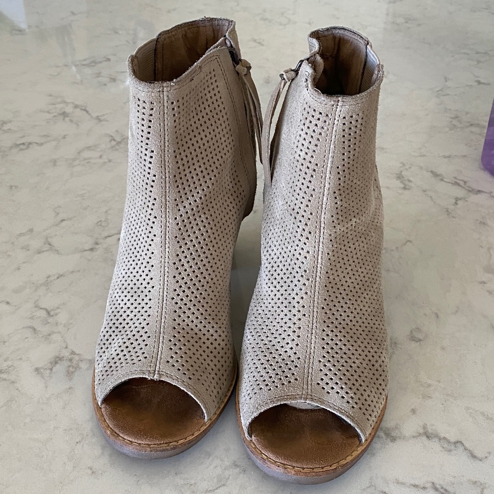 Tom’s Majorca Perforated Peep Toe Booties size 7.5